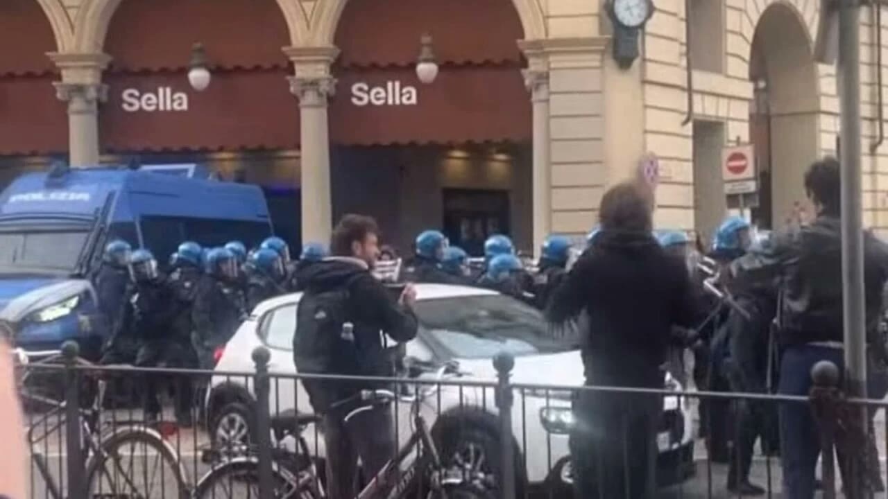 L'auto bianca tra gli agenti in piazza Castello a Torino, il 24 ottobre 2026