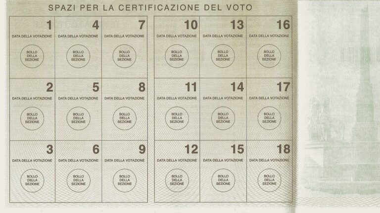 Gli spazi per i timbri del voto sulla tessera elettorale italiana