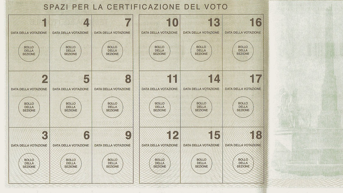 Gli spazi per i timbri del voto sulla tessera elettorale italiana