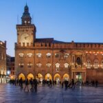 Palazzo d'Accursio in piazza Maggiore, sede del Comune di Bologna, al tramonto