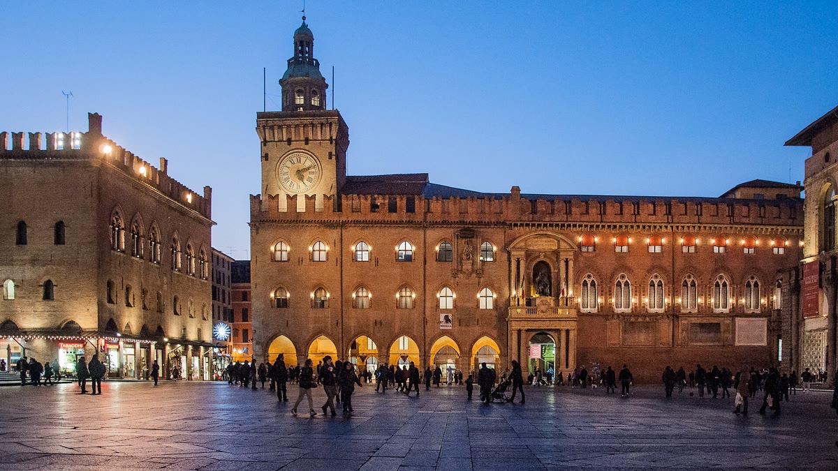 Palazzo d'Accursio in piazza Maggiore, sede del Comune di Bologna, al tramonto