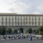 Palazzo San Giacomo in piazza Municipio, sede del Comune di Napoli, con la fontana del Nettuno