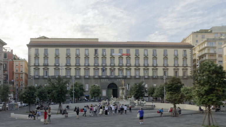 Palazzo San Giacomo in piazza Municipio, sede del Comune di Napoli, con la fontana del Nettuno