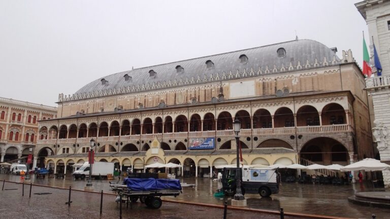 Il Palazzo della Ragione in piazza delle Erbe a Padova, accanto a Palazzo Moroni, sede del Comune