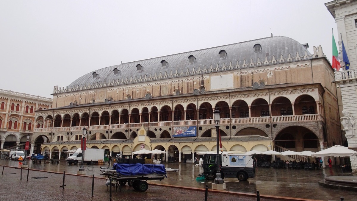 Il Palazzo della Ragione in piazza delle Erbe a Padova, accanto a Palazzo Moroni, sede del Comune