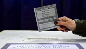 Un'elettrice inserisce la scheda nell'urna in un seggio italiano alle europee 2024